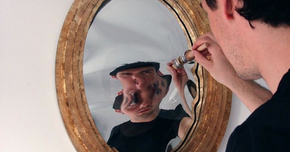 Почему зеркало кривое. Искаженное зеркало. Искаженное отражение в зеркале. Искаженное лицо в зеркале. Кривые зеркала.