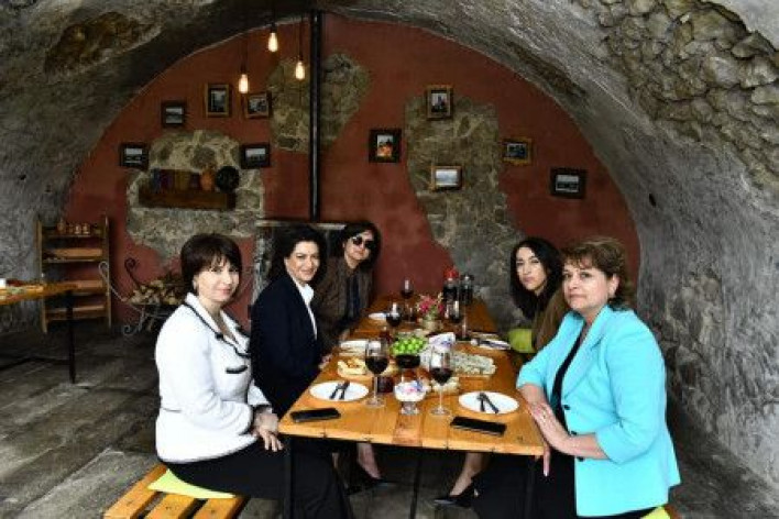 Աննա Հակոբյանը լուսանկարներ է ...